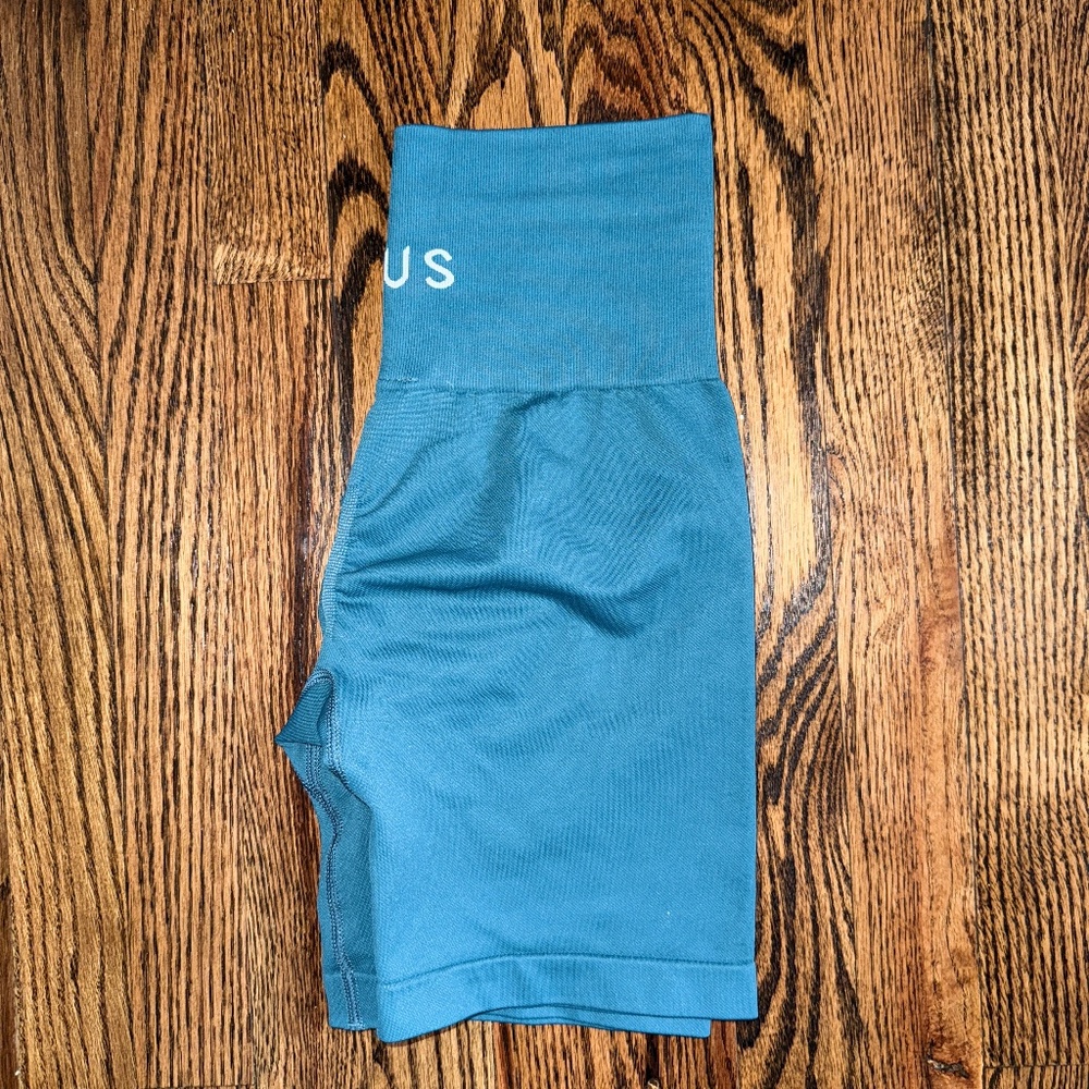 ILUS SEAMLUX SHORTS